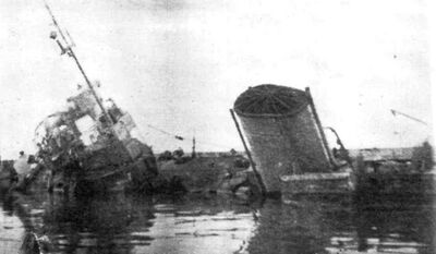 空袭后在船坞内沉没的明斯克号，1941年9月。