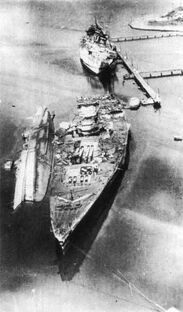 1944年被美军轰炸之后的斯特拉斯堡（其右侧是已经倾覆的拉加利索尼埃号轻巡洋舰）