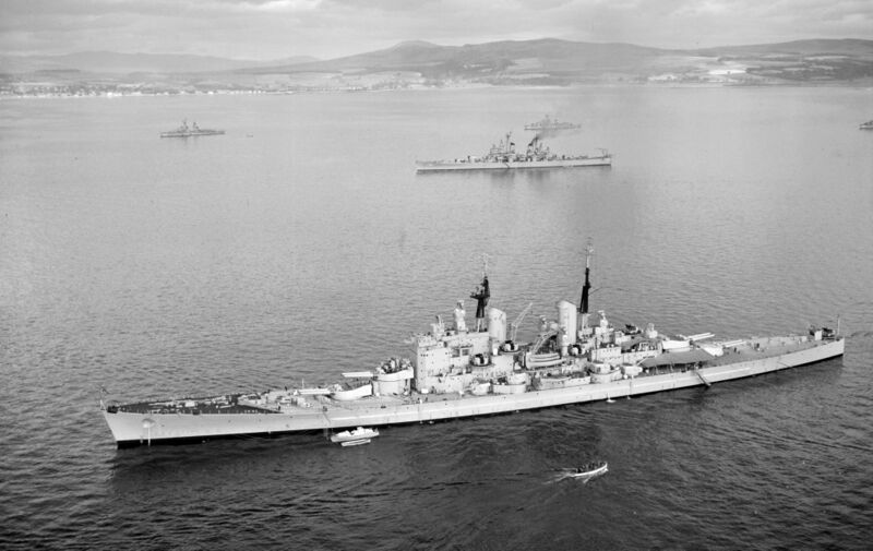文件:HMS Vanguard (23), USS Quincy (CA-71) destroyers anchor in the Firth of Clyde, Scotland (UK), during NATO Operation Mainbrace, in September 1952 (80-G-K-12832).jpg