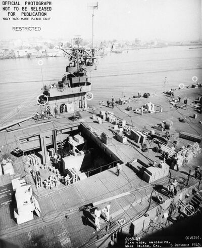 1943年10月在马尔岛海军工厂进行改造升级的桑加蒙号