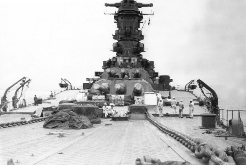 文件:Musashi battleship in 1942.jpg