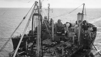 1944年9月12日进攻帕劳群岛期间,约翰斯顿正在从补给舰上补充燃料