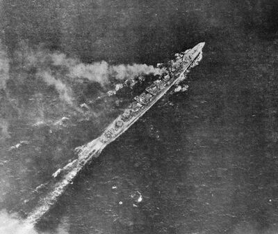1944年11月11日遭受空袭中的岛风。此照片摄于岛风爆炸前不久,此时的岛风航速已经严重下降,舰艏的损伤导致舰首波已经破碎。