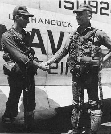 击落第一架米格的美军飞行员哈罗德·L·马尔上尉（右），左边是他的副手菲尔·瓦帕特拉中尉（Phil Vampatella）