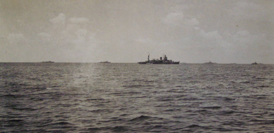 1944年10月21日莱特湾海战前的矢矧号（近处）