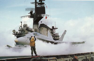 1985-1986年期间,一架隶属于VFA-132战斗机中队的F/A-18“大黄蜂”战斗机准备在中途岛号上起飞