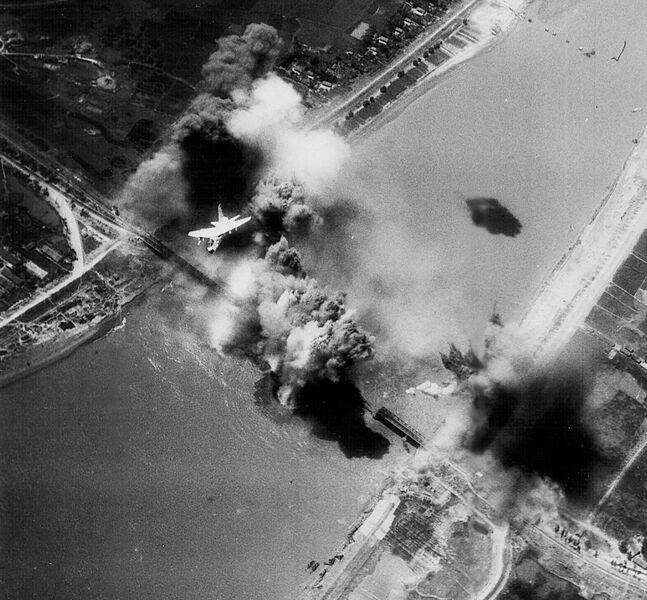 文件:Hai Duong bridge bombing 1972.jpg