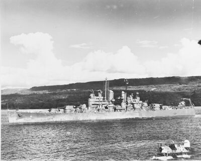 1943年4月在圣埃斯皮里图停泊休整的丹佛号