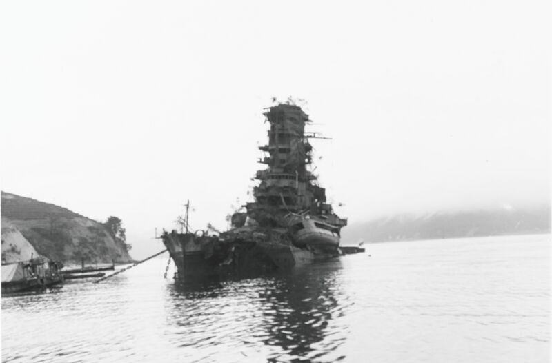 文件:Sunken Japanese battleship Haruna off Koyo, Etajima (Japan), on 8 October 1945 (80-G-351726).jpg