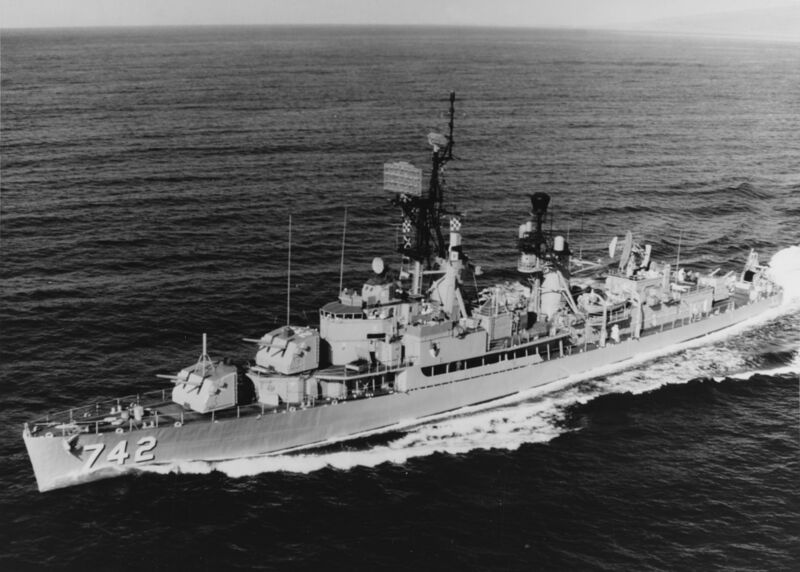 文件:USS Frank Knox (DD-742) underway off Hawaii in 1969.jpg