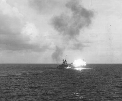 吉尔伯特群岛战役期间密西西比正在炮击轰炸马金岛