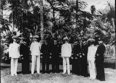 苏联远征队的舰长和舰队指挥官（着黑色制服）在巴拿马与美军军官们（着白色制服）的合影从左至右：S-54号潜艇艇长，海军大尉 德米特里·孔德拉季耶维奇·布拉季什科S-51号潜艇艇长，海军少校 伊万·福米奇·库切连科。潜艇编队指挥员，海军上校 亚历山大·弗拉基米罗维奇·特里波利斯基S-56号潜艇艇长，海军大尉 格里戈里·伊万诺维奇·谢德林L-15号潜艇艇长，海军少校 瓦西里·伊萨科维奇·科马罗夫S-55号潜艇艇长，海军少校 列夫·米哈伊洛维奇·苏什金