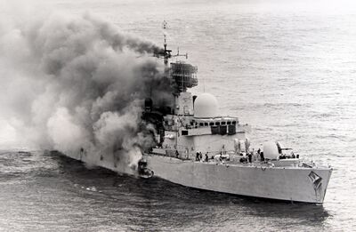 1982年5月4日被“飞鱼”导弹击中后的谢菲尔德号