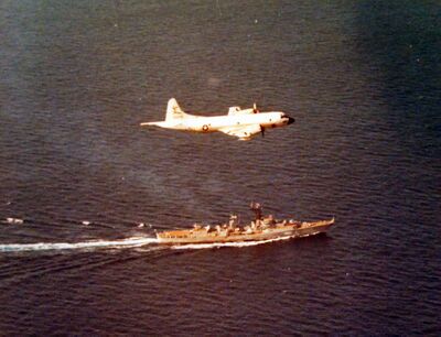 1975年活泼号访问美国波士顿期间，一架隶属于缅因州布伦瑞克海军航空站第八巡逻中队（VP-8）的P-3A“猎户座”巡逻机在活泼号上空飞行