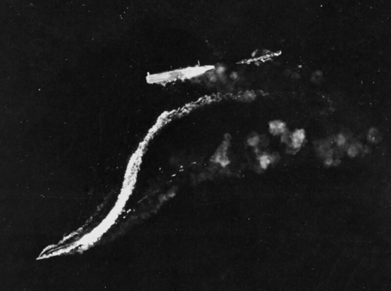 文件:Aerial view of the immobile Japanese carrier Ryujo with two destroyers during the Battle of the Eastern Solomons, 24 August 1942 (80-G-88018).jpg