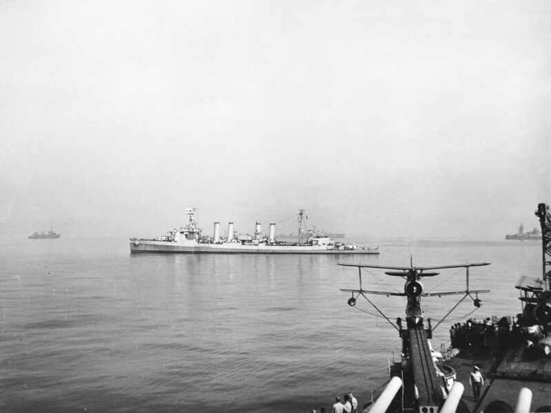 文件:USS Omaha (CL-4) off Southern France in August 1944 (80-G-256278).jpg