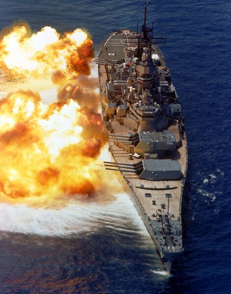 文件:1920px-BB61 USS Iowa BB61 broadside USN.jpg