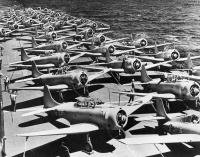 1941年正在晒飞机的萨拉托加