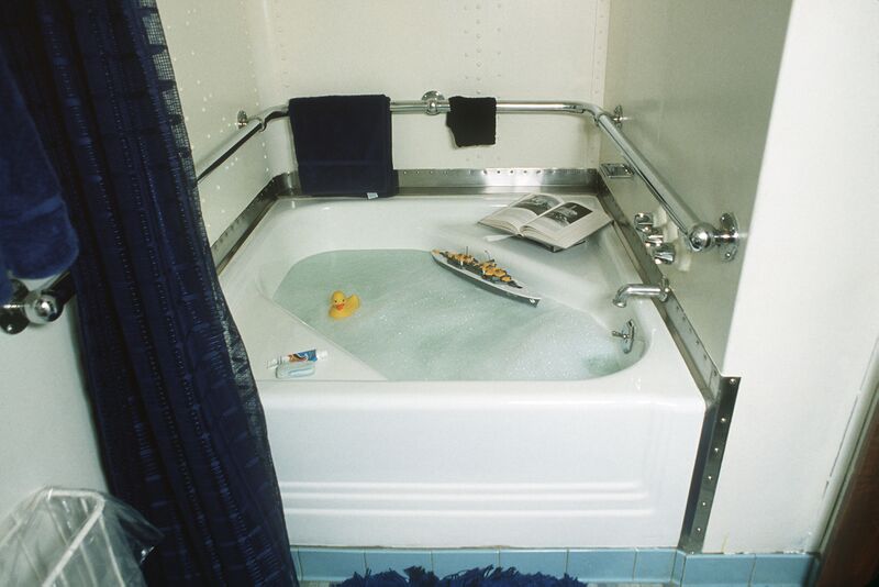 文件:USS Iowa (BB-61) bathtub DN-ST-86-02543.jpg