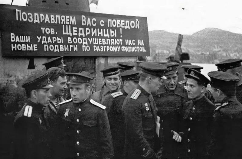 文件:S-56号潜艇（舰长二级舰长G.I.谢德林）船员在北极的盛大欢迎会。.png