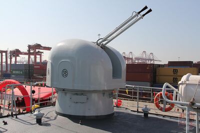 051B型导弹驱逐舰深圳舰（167）的76A舰炮，2012年12月。