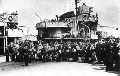 红军士兵登上灵敏号，支援塞瓦斯托波尔，摄于1942年5月。