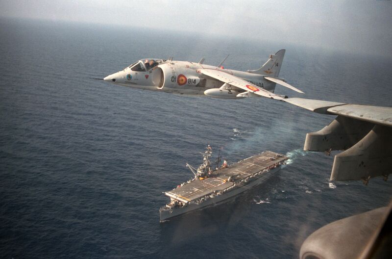 文件:Hawker Siddeley AV-8S Matador flys over Spanish aircraft carrier Dédalo (R01) in the Mediterranean Sea, 1 June 1988 (6430231).jpg