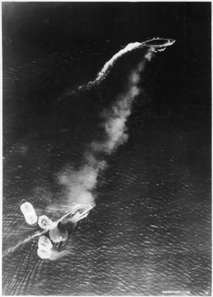 文件:Japanese high-level bombing attack on HMS Prince of Wales and HMS Repulse on 10 December 1941 (NH 60566).jpg