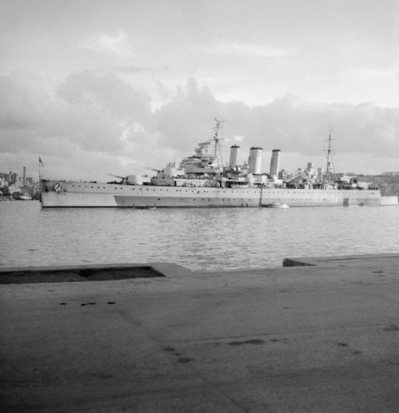 文件:HMS Cumberland (57) 1946 Malta.jpg