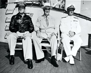 罗斯福总统与麦克阿瑟将军（左）与尼米兹将军（右）在巴尔的摩号上合影
