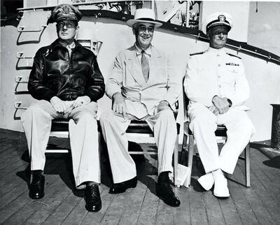 罗斯福总统与麦克阿瑟将军（左）与尼米兹将军（右）在巴尔的摩号上合影