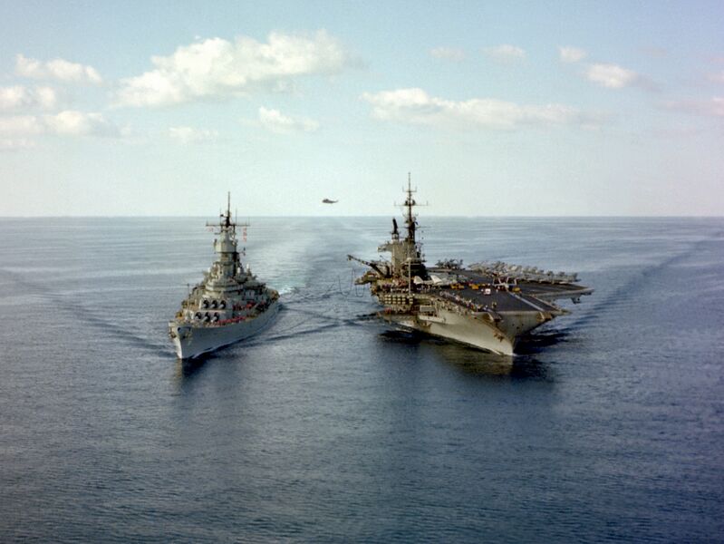 文件:USS Iowa (BB-61) alongside USS Midway (CV-41) in 1987.jpg