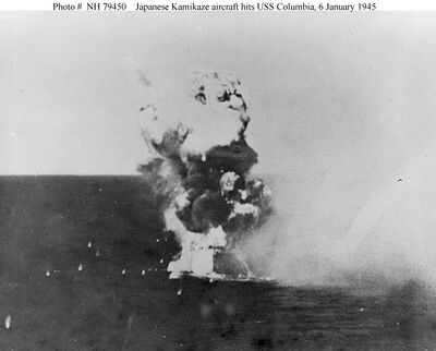 1945年1月6日当天下午，哥伦比亚被一架神风击中发生剧烈爆炸（视角来自于加利福尼亚号战列舰）