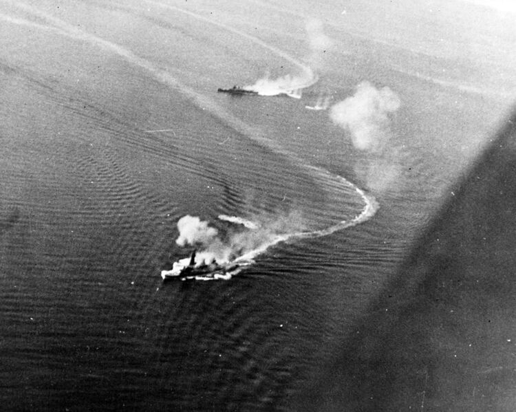 文件:Fuso-class Battleship and Mogami, Battle of Leyte Gulf, October 1944.jpg