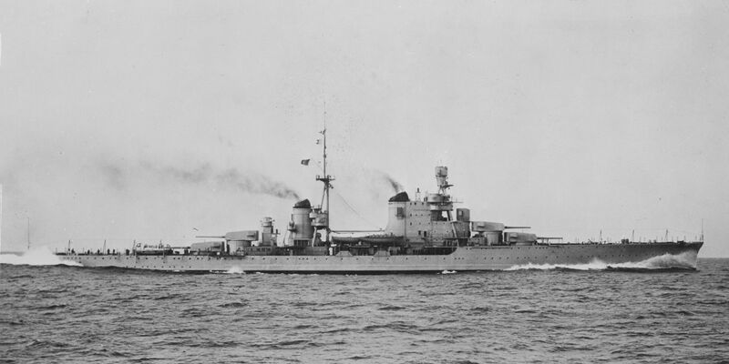 文件:Italian cruiser Pola NH 111442.jpg