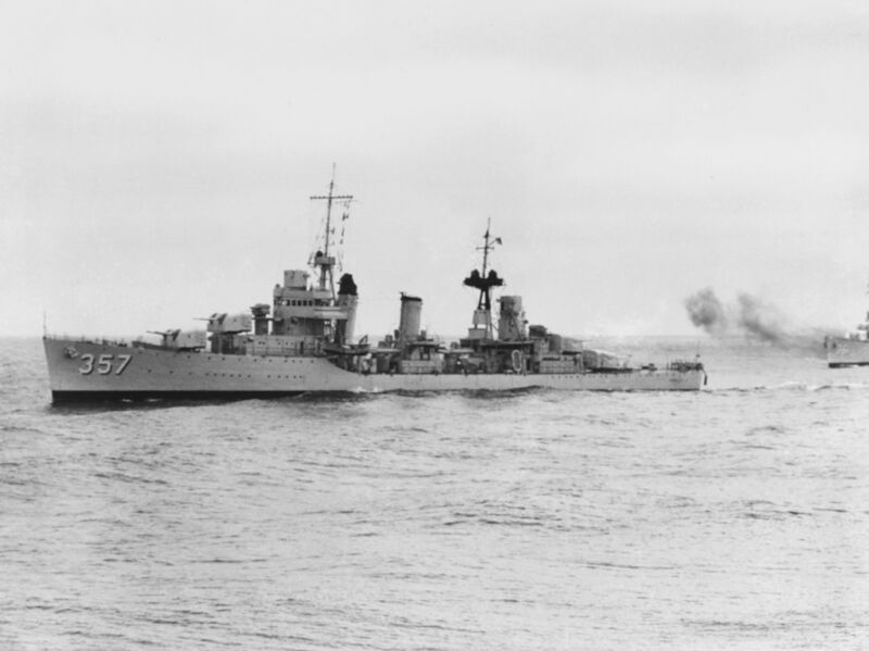文件:USS Selfridge (DD-357) during exercises at sea in the later 1930s.jpg
