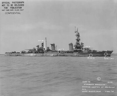 1945年5月抵达马雷岛海军工厂的彭萨科拉号，图中画圈的部位就是她在硫磺岛战役期间被岸炮击中的部位