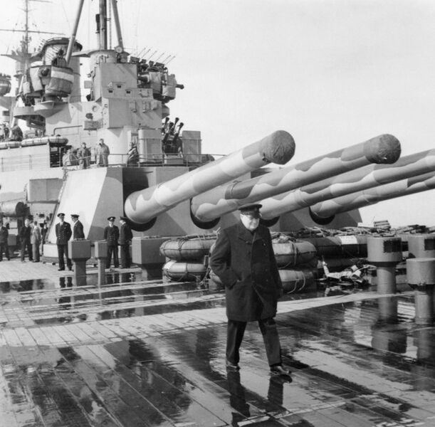 文件:Winston Churchill on board the battleship HMS PRINCE OF WALES during his journey to America to meet President Roosevelt, August 1941. H12784.jpg