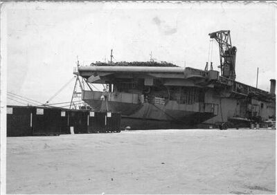 卡德被北越的蛙人部队炸沉在西贡码头