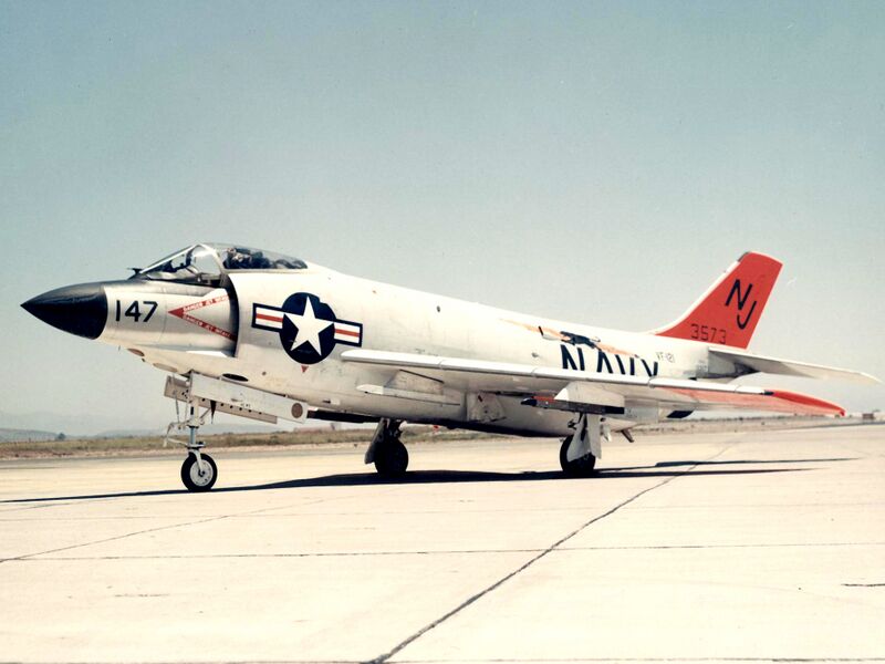 文件:F3H-2 Demon of VF-121 parked c1956 1.jpg