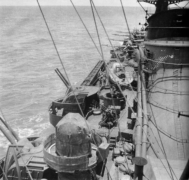 文件:Mogami 1943 starboard side AA-armament.jpg