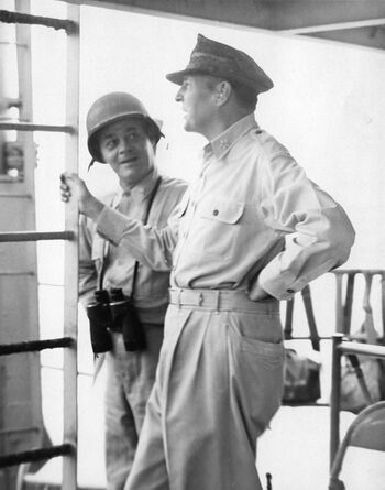 1945年麦克阿瑟将军在克利夫兰号上,他身后的是克利夫兰号舰长霍普伍德上校