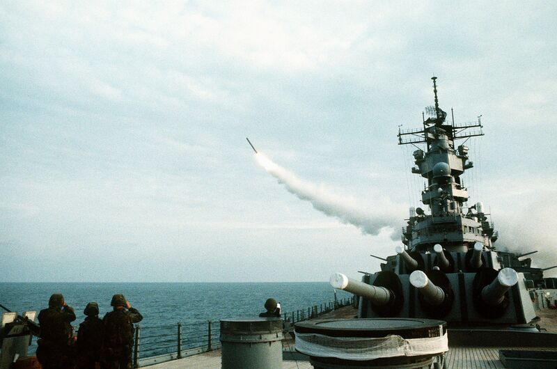 文件:2560px-USS Wisconsin (BB-64) launching Tomahawk.jpg