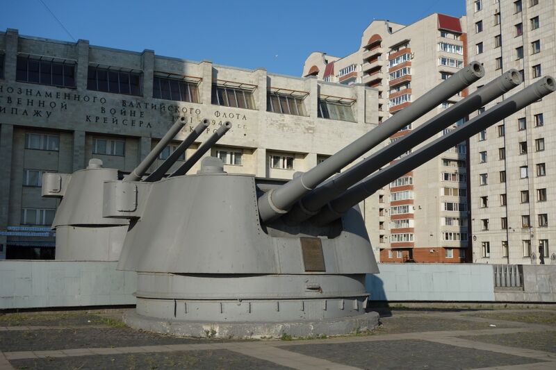 文件:Kirov 180-mm turrets.JPG