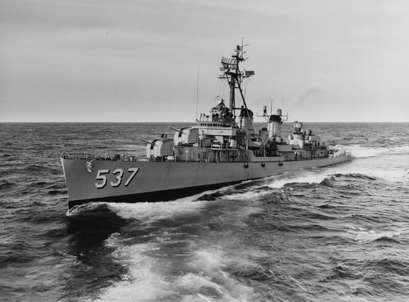 文件:USS The Sullivans (DD-537) underway at sea on 29 October 1962 (USN 1063617).jpg