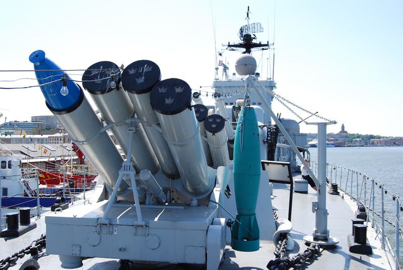 文件:HMS Smaland, anti-submarine weapons.jpg