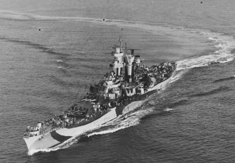 文件:USS Guam (CB-2) coming out of a turn, circa 1944 (NH 97131).jpg