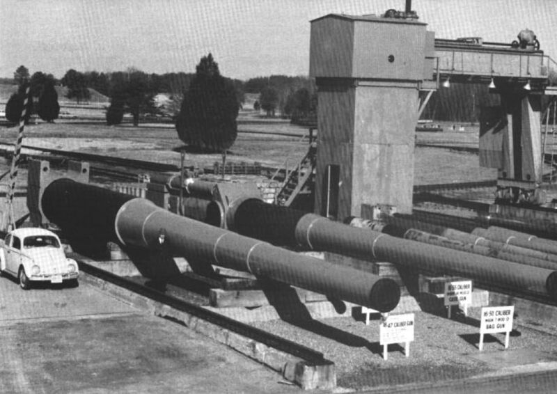 文件:Gun display at Dahlgren Naval Weapons Facility c1968.jpg