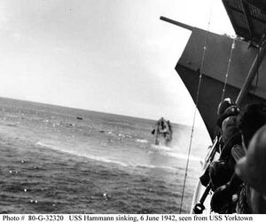 1942年6月6日下午，哈曼号驱逐舰（DD-412）被日本潜艇伊-168号鱼雷击中后，舰尾高高翘起，正在下沉。照片由二等摄影师威廉•G•罗伊从约克城号航空母舰右舷前甲板拍摄。