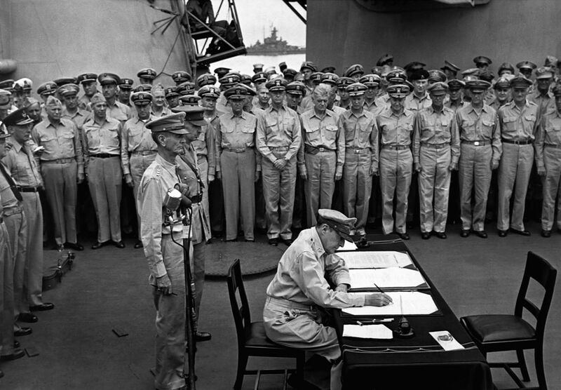文件:Douglas MacArthur signs formal surrender.jpg